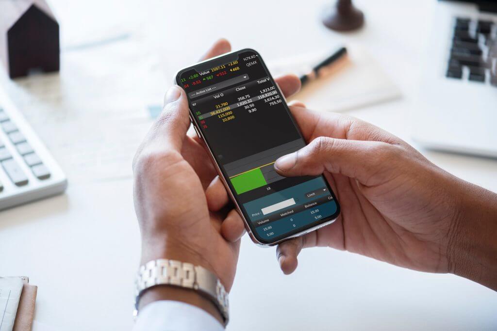 Celular com o homebroker aberto