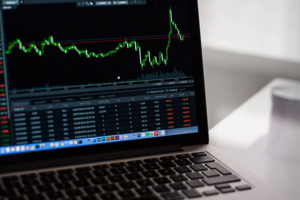 Computador com homebroker aberto