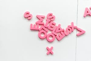 Imagem de diversas letras de plástico, representando as Letras de Crédito.